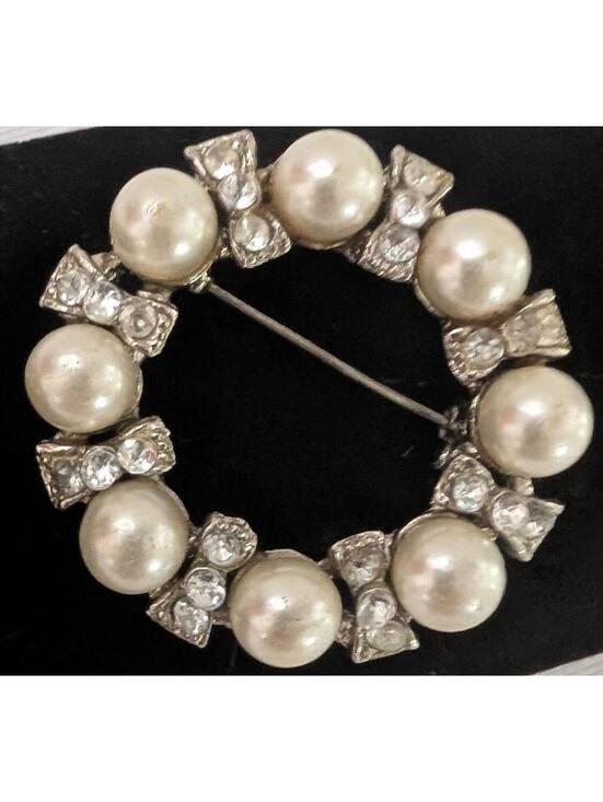 Jewelry - Vintage Pearl and Rhinestone Circle Brooch Pin
